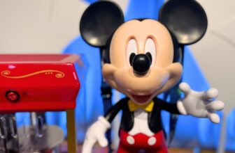You Can Now Eat Popcorn Out of a Shifting, Speaking Mickey Mouse at Disneyland